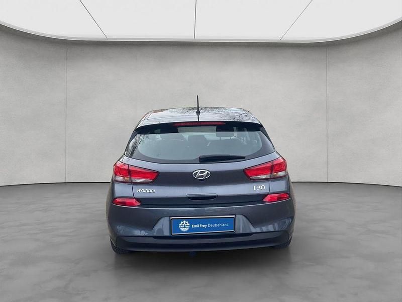 Gebraucht Hyundai i30 Select 120 PS (88 kW) 2018 Grau Limousine