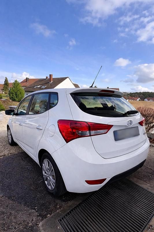 Gebraucht Hyundai ix20 90 PS (66 kW) 2013 Weiß Kleinwagen