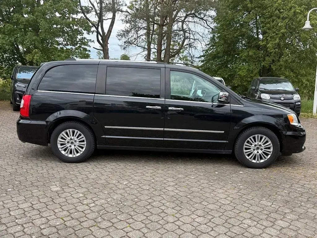 Usata Lancia Voyager Platinum 178 CV (130 kW) 2013 Nero Monovolume