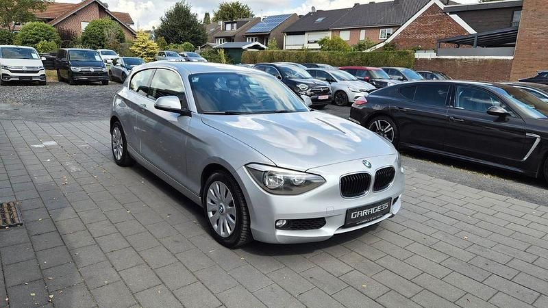 Silber Gebraucht 2012 BMW 118 Sport Line Kleinwagen | 5.499 € (Guter Preis) - Bild 1/4