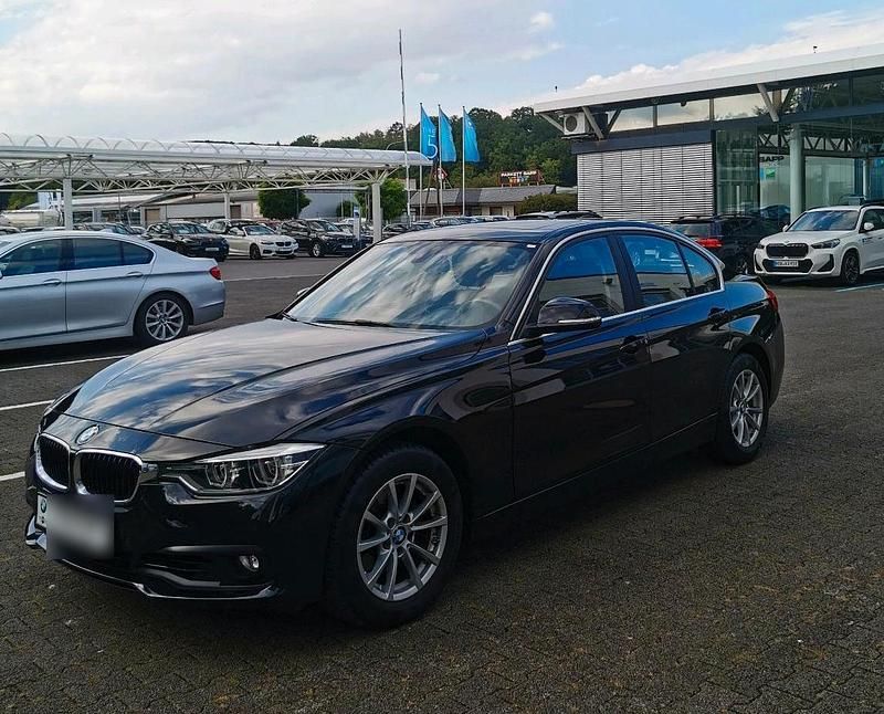 Schwarz Gebraucht 2016 BMW 318 Limousine | 16.700 € (Fairer Preis) - Bild 1/4