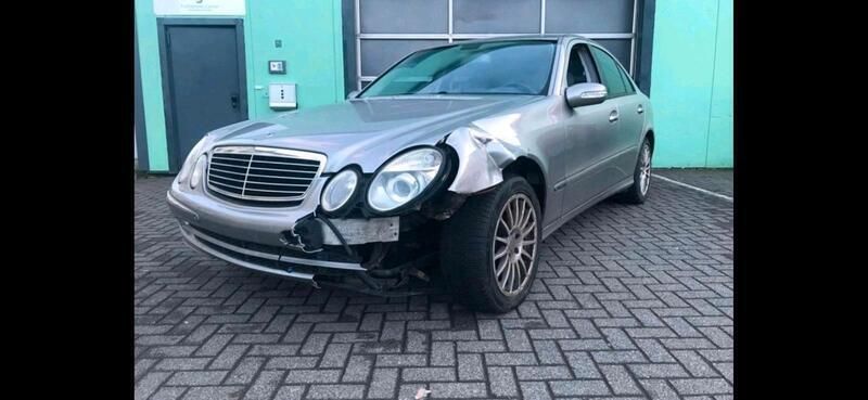 Grau Gebraucht 2005 Mercedes E350 Limousine | 3.300 € - Bild 1/4