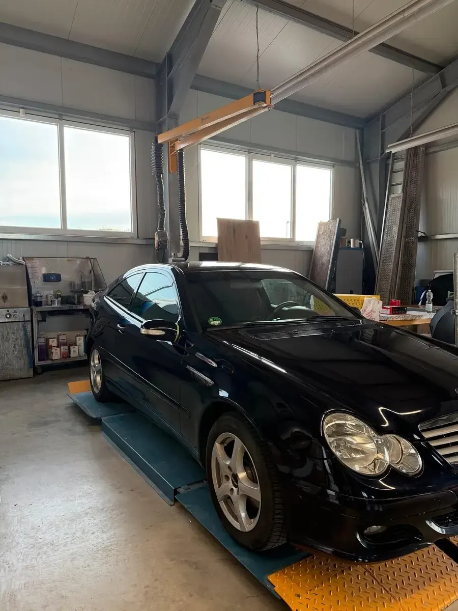 Gebraucht Mercedes C180 143 PS (105 kW) 2007 Blau Coupé