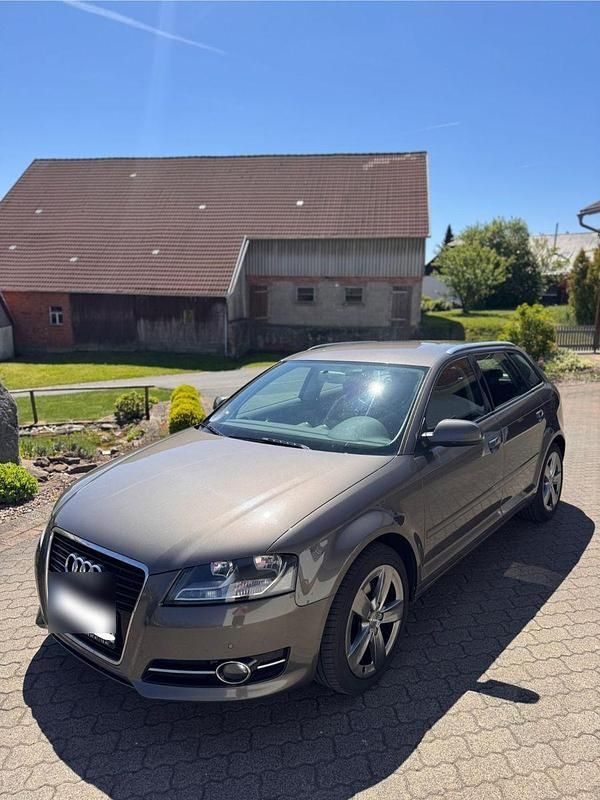 Braun Gebraucht 2011 Audi A3 Sportback Ambition Limousine | 5.990 € (Fairer Preis) - Bild 1/4