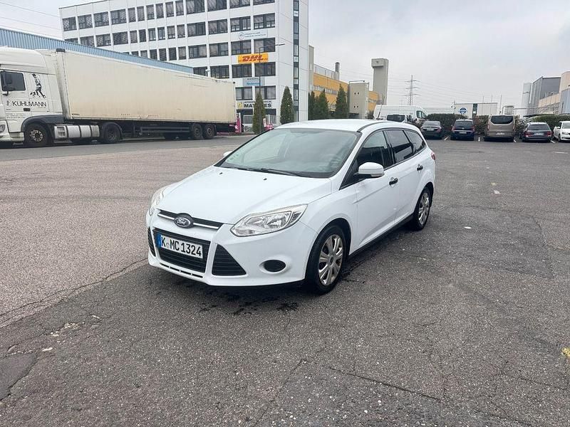 Weiß Gebraucht 2014 Ford Focus Limousine | 1.800 € (Superpreis) - Bild 1/4