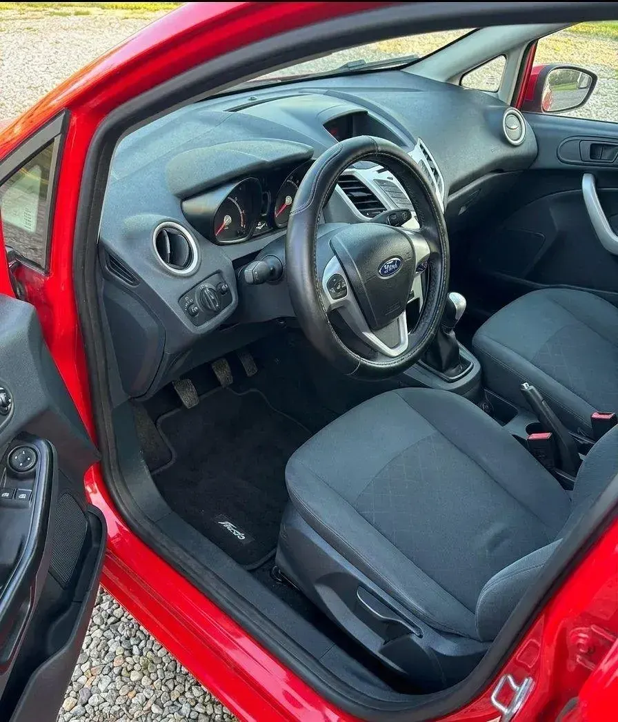 Gebraucht Ford Fiesta Trend 82 PS (60 kW) 2012 Rot Limousine