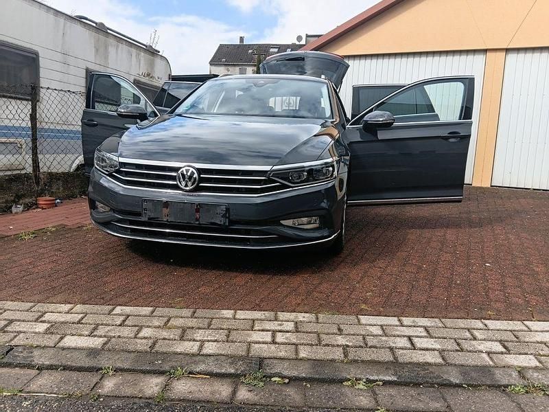 Gebraucht VW Passat 150 PS (110 kW) 2021 Grau Kombi