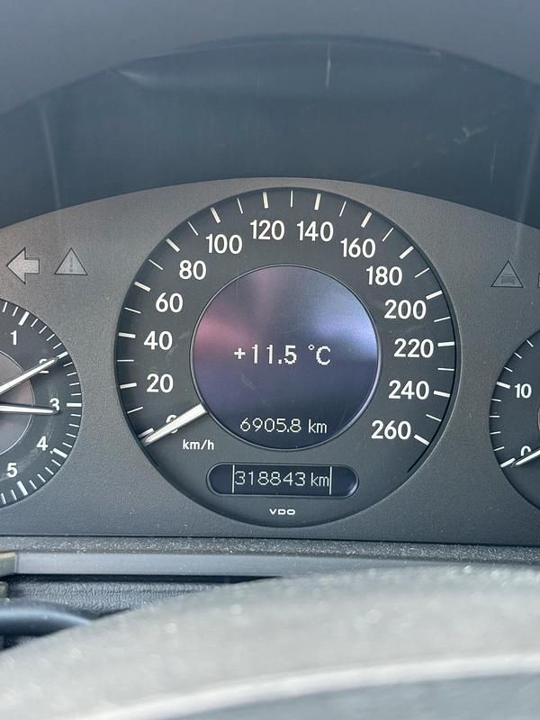 Gebraucht Mercedes E220 150 PS (110 kW) 2003 Beige Limousine