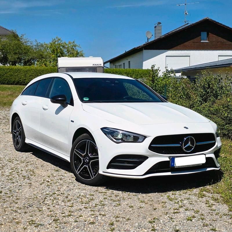 Weiß Gebraucht 2020 Mercedes CLA250e Shooting Brake AMG line Kombi | 24.900 € (Fairer Preis) - Bild 1/4