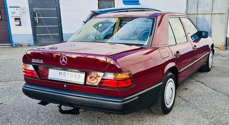 Gebraucht Mercedes E300 180 PS (132 kW) 1989 Rot Limousine