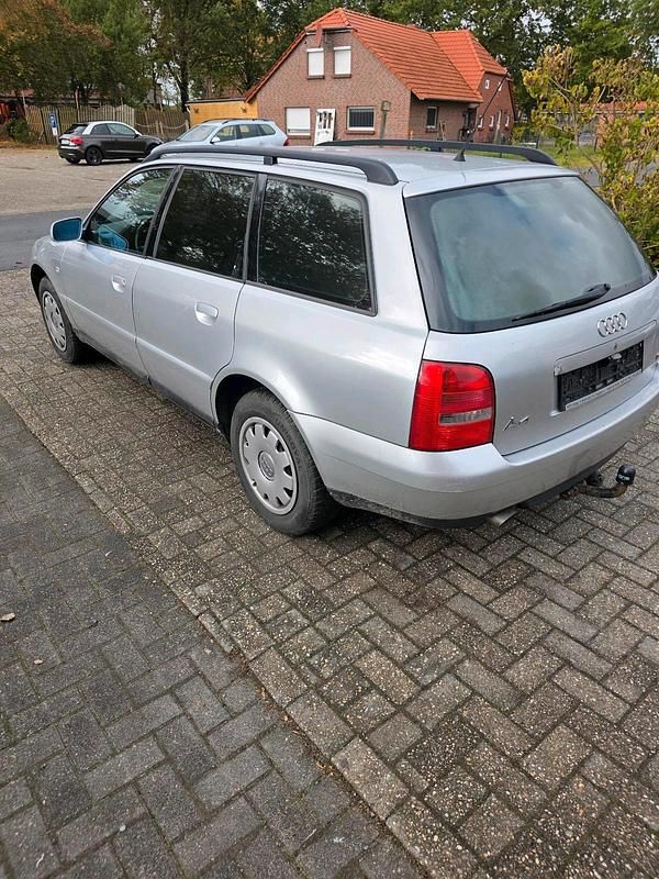 Silber Gebraucht 2001 Audi A4 Kombi | 750 € (Superpreis) - Bild 1/4