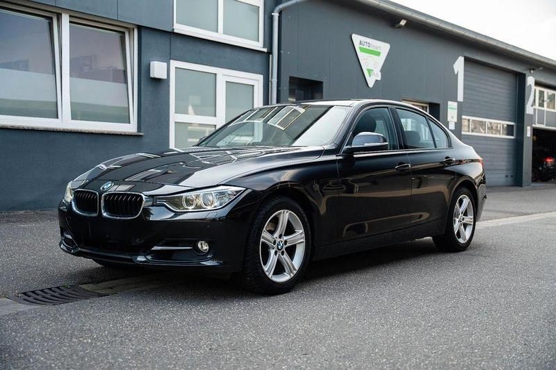 Schwarz Gebraucht 2012 BMW 320 Performance Limousine | 12.990 € (Fairer Preis) - Bild 1/4