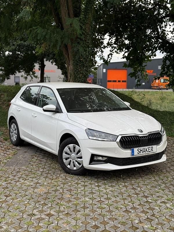 Weiß Gebraucht 2024 Skoda Fabia Selection Kleinwagen | 13.990 € (Superpreis) - Bild 1/4