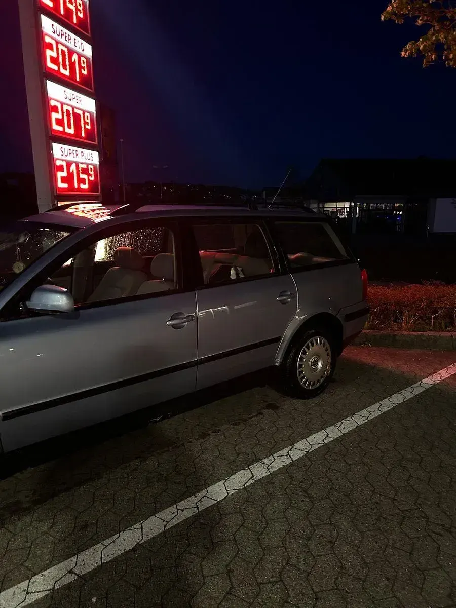 Gebraucht VW Passat Basis 101 PS (74 kW) 1999 Blau Kleinwagen