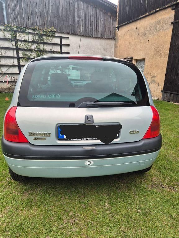 Second-hand Renault Clio II 58 CP (42 kW) 2000 Argintiu Berlinǎ