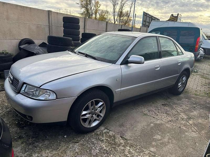 Second-hand Audi A4 101 CP (74 kW) 2000 Argintiu Berlinǎ