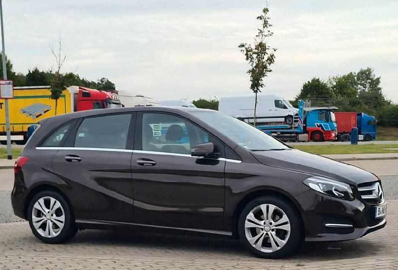 Braun Gebraucht 2015 Mercedes B200 Urban Van / Kleinbus | 12.900 € (Guter Preis) - Bild 1/4