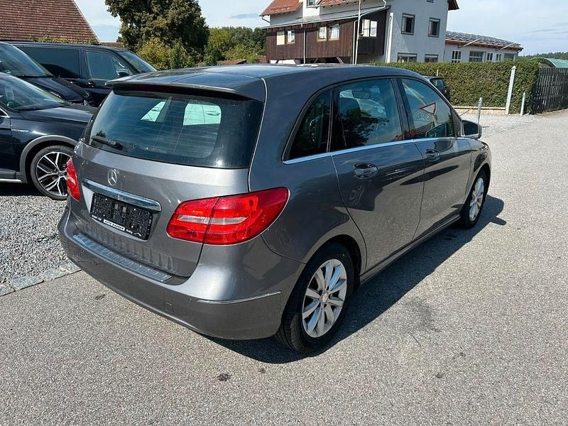 Gebraucht Mercedes B200 156 PS (114 kW) 2014 Grau Van / Kleinbus
