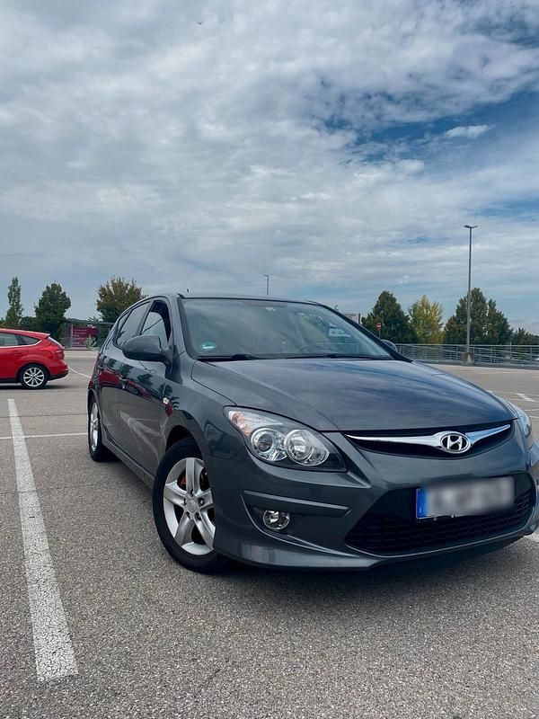 Grau Gebraucht 2012 Hyundai i30 Kombi | 4.490 € (Guter Preis) - Bild 1/4