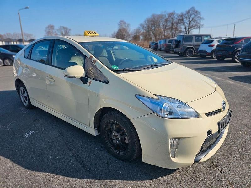 Używany Toyota Prius Basis 99 KM (72 kW) 2013 Biały Sedan/Limuzyna