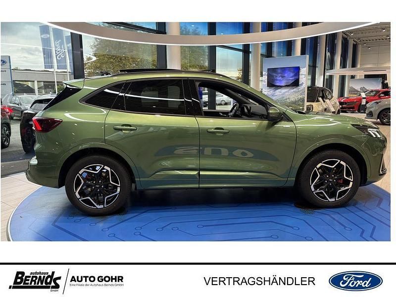 Neu Ford Kuga ST-Line X 242 PS (177 kW) 2025 Bursting green metallic SUV