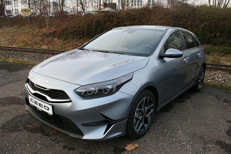 Neu Kia Ceed Style 140 PS (102 kW) 2025 Lunarsilber metallic Kleinwagen