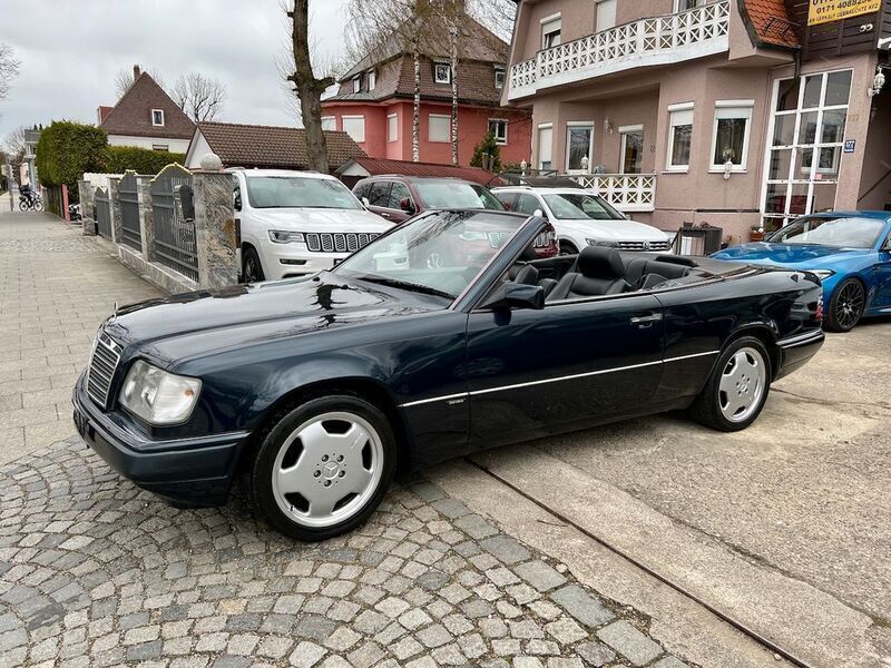 Blau Gebraucht 1997 Mercedes E220 AMG Cabrio | 49.980 € - Bild 1/4