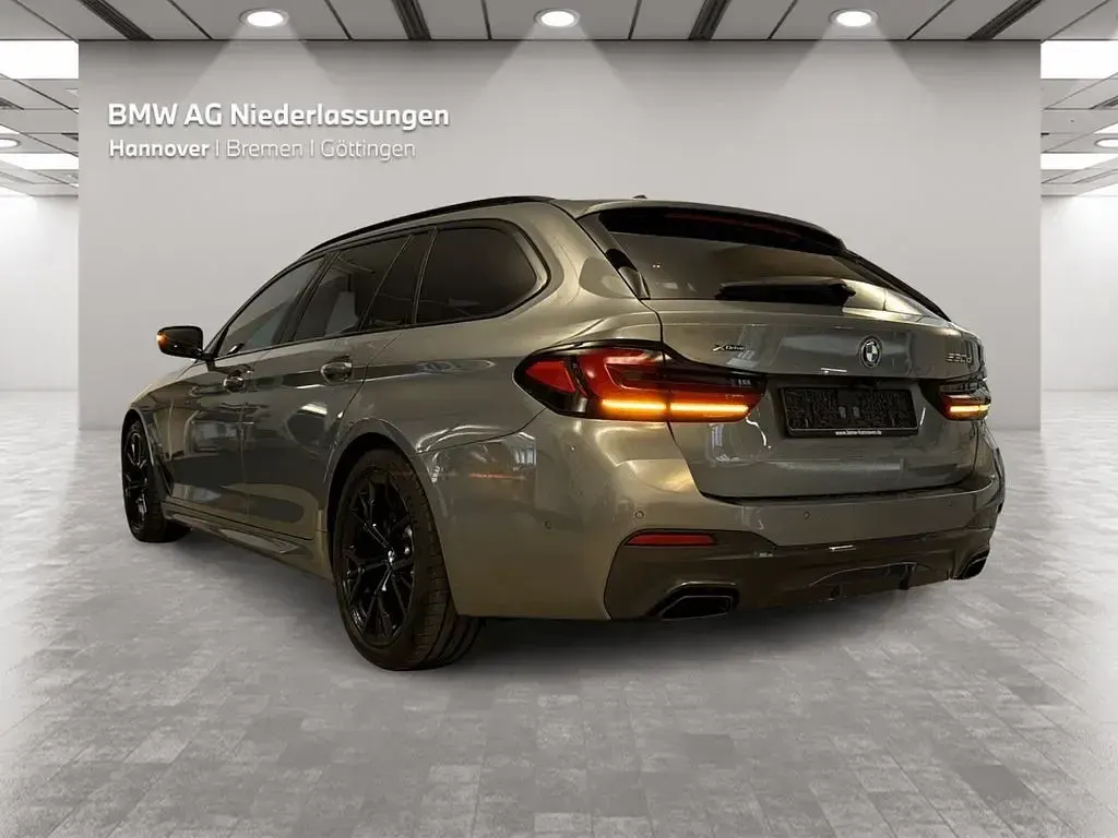 Gebraucht BMW 530 M Sport 286 PS (210 kW) 2023 Grau Kombi