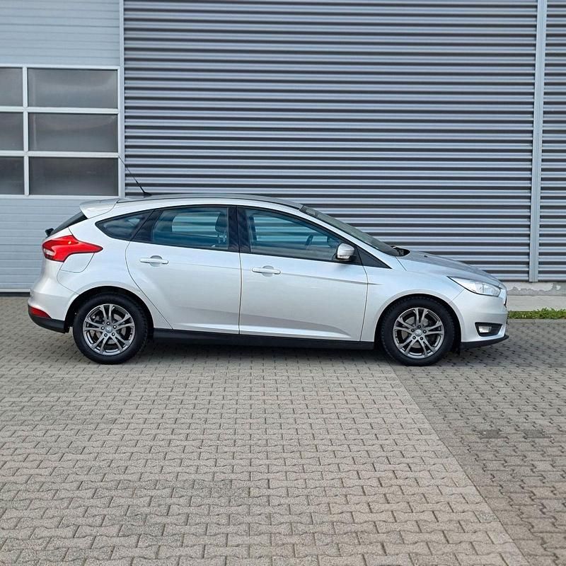 Gebraucht Ford Focus 120 PS (88 kW) 2017 Silber Limousine