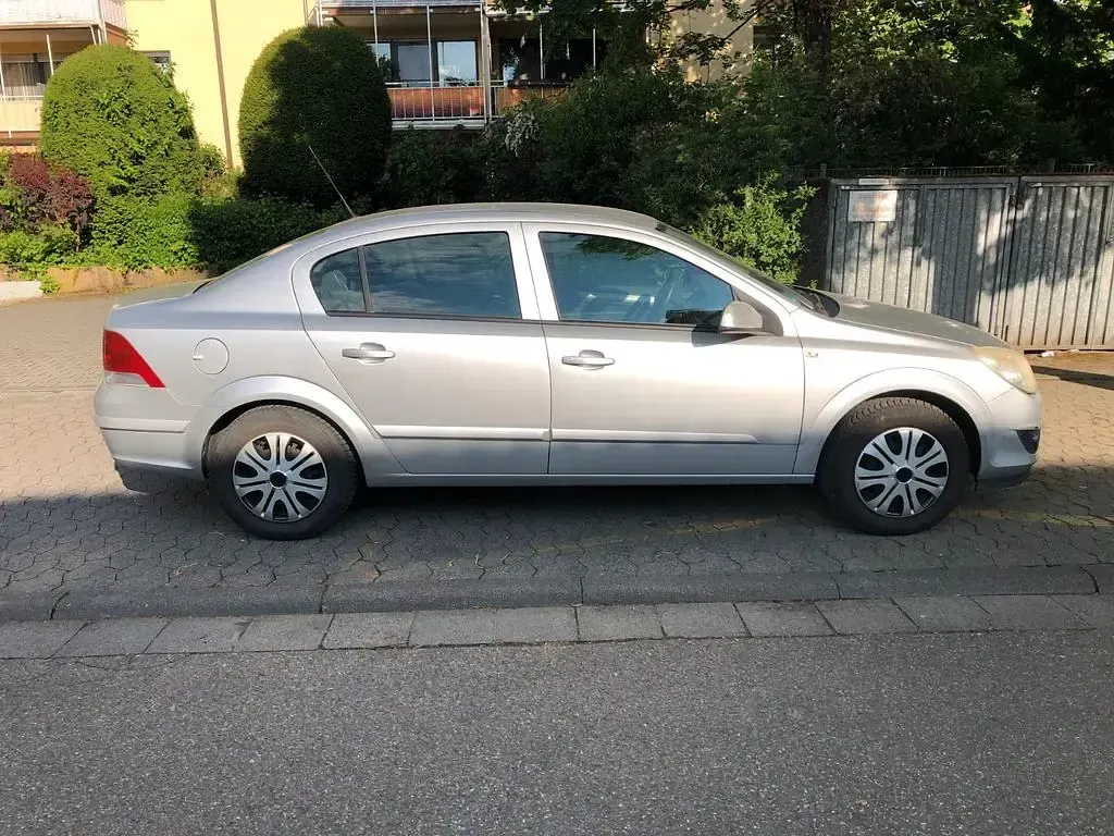 Gebraucht Opel Astra 116 PS (85 kW) 2009 Silber Limousine