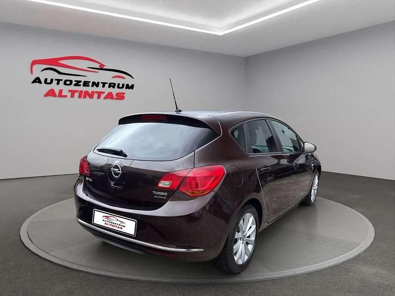 Usata Opel Astra 140 CV (102 kW) 2013 Marrone Berlina