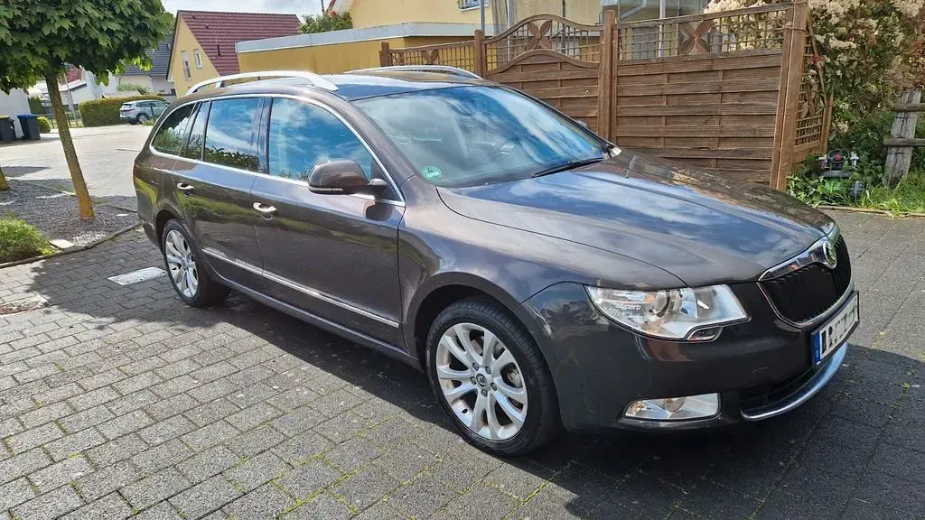 Używany Skoda Superb Elegance 140 KM (102 kW) 2010 Brązowy Kombi