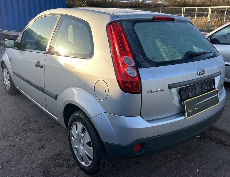 Gebraucht Ford Fiesta Ambiente 80 PS (58 kW) 2006 Silber Limousine