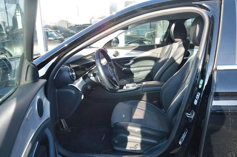 Używany Mercedes E400 Avantgarde 330 KM (242 kW) 2021 Czarny Sedan/Limuzyna