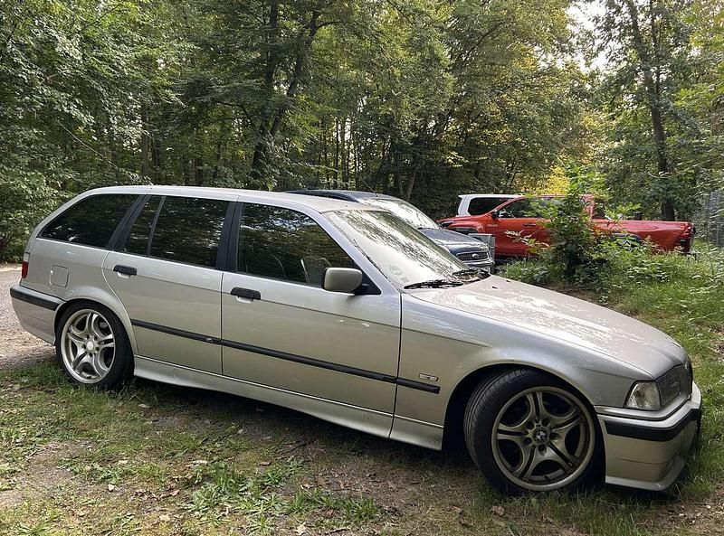 Silber Gebraucht 1999 BMW 320 Sport Line Kombi | 4.800 € (Teuer) - Bild 1/4