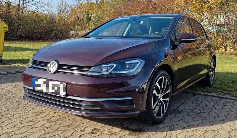 Rot Gebraucht 2018 VW Golf Edition Limousine | 13.850 € (Guter Preis) - Bild 1/4
