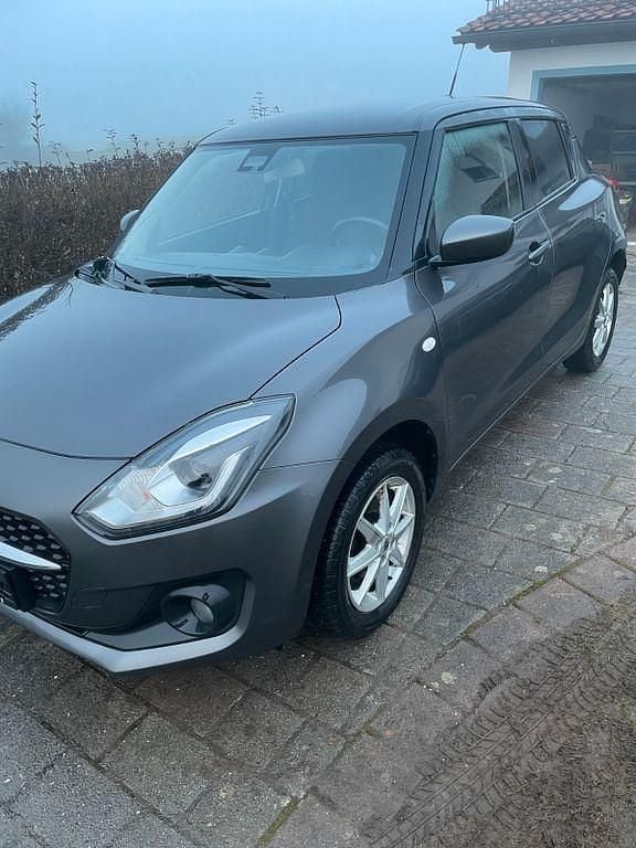 Grau Gebraucht 2021 Suzuki Swift Comfort Limousine | 11.900 € (Guter Preis) - Bild 1/4