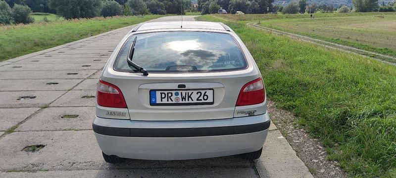 Silber Gebraucht 2000 Renault Mégane Limousine | 1.250 € (Guter Preis) - Bild 1/4