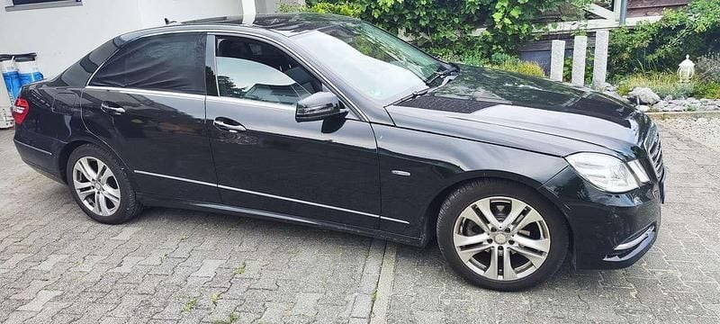 Schwarz Gebraucht 2011 Mercedes E200 Limousine | 14.900 € (Fairer Preis) - Bild 1/4
