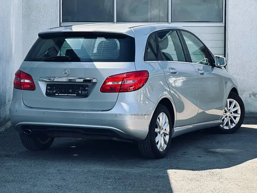 Gebraucht Mercedes B180 122 PS (89 kW) 2012 Silber Van / Kleinbus