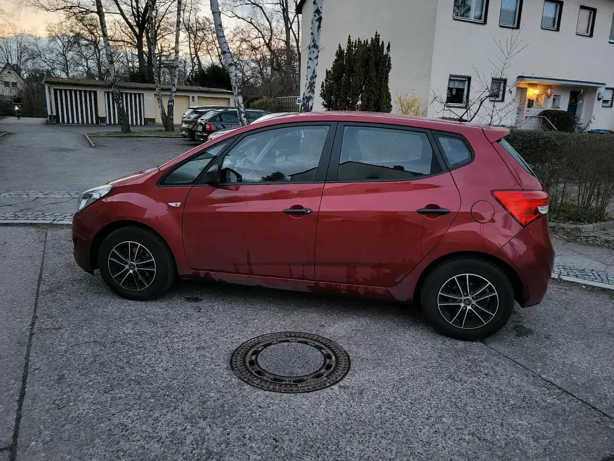 Gebraucht Hyundai ix20 90 PS (66 kW) 2011 Rot Kleinwagen