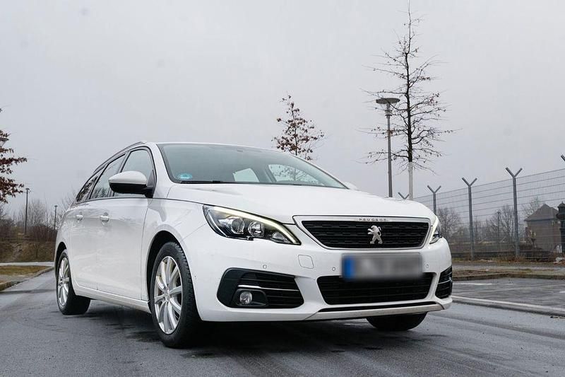 Weiß Gebraucht 2018 Peugeot 308 Active Kombi | 10.000 € (Fairer Preis) - Bild 1/4