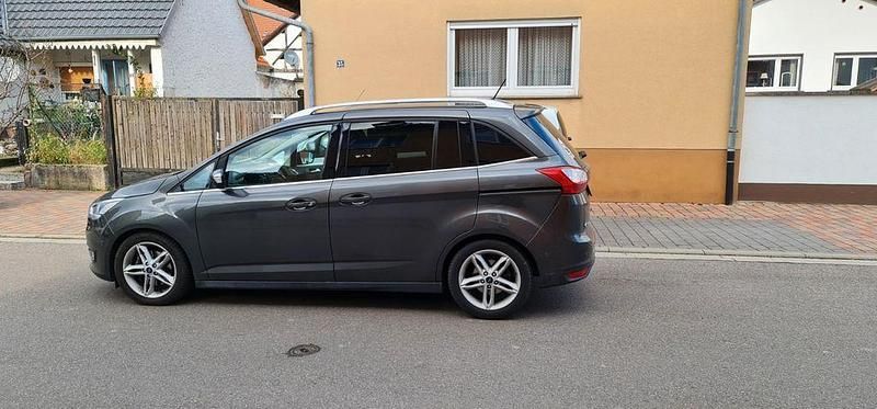 Grau Gebraucht 2018 Ford Grand C-Max Titanium Van / Kleinbus | 19.849 € (Teuer) - Bild 1/1