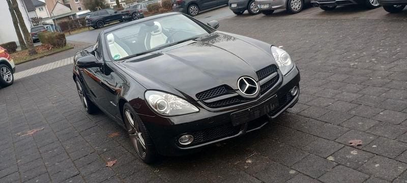 Obsidianschwarz metalliclack Gebraucht 2010 Mercedes SLK200 2LOOK Edition Cabrio | 13.950 € (Fairer Preis) - Bild 1/4