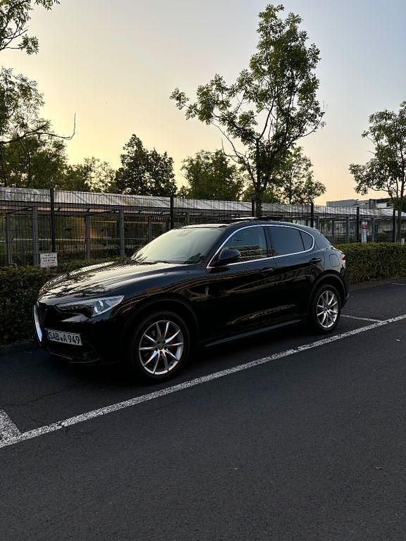 Gebraucht Alfa Romeo Stelvio Super 209 PS (153 kW) 2017 Schwarz SUV