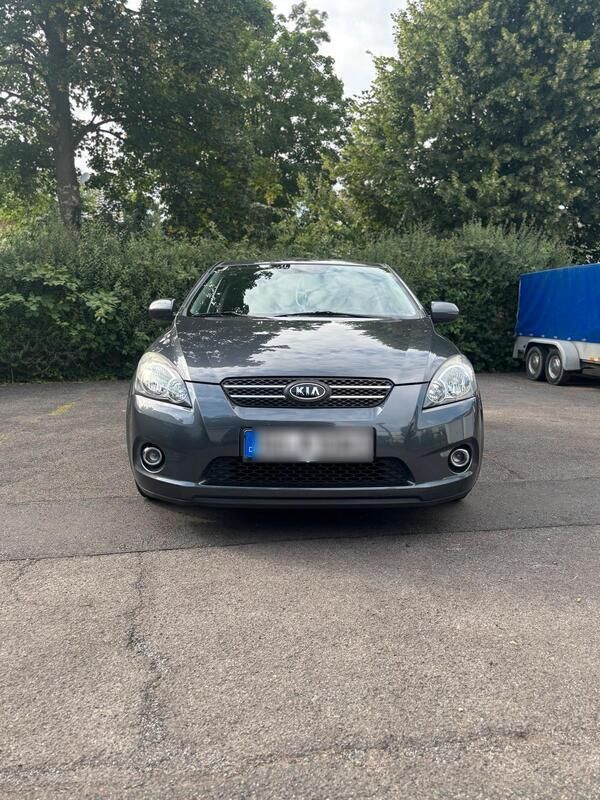 Grau Gebraucht 2010 Kia Ceed Kleinwagen | 3.200 € (Fairer Preis) - Bild 1/4
