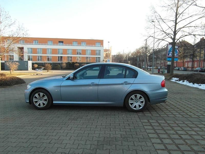 Gebraucht BMW 318 143 PS (105 kW) 2010 Blau Limousine