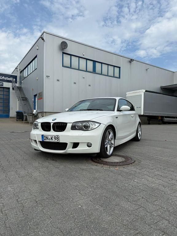 Weiß Gebraucht 2008 BMW 120 Performance Kleinwagen | 7.298 € (Etwas zu teuer) - Bild 1/4
