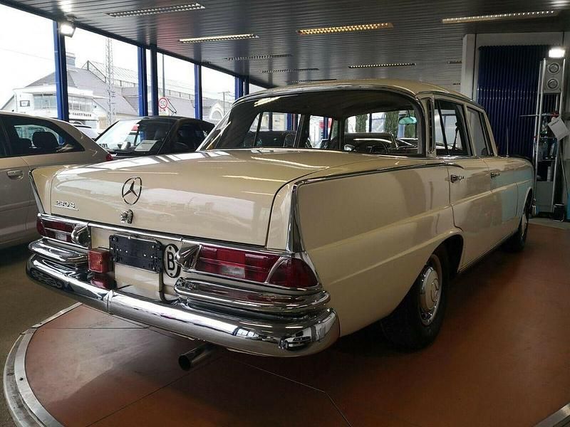 Gebraucht Mercedes 230 120 PS (88 kW) 1966 Weiß Limousine