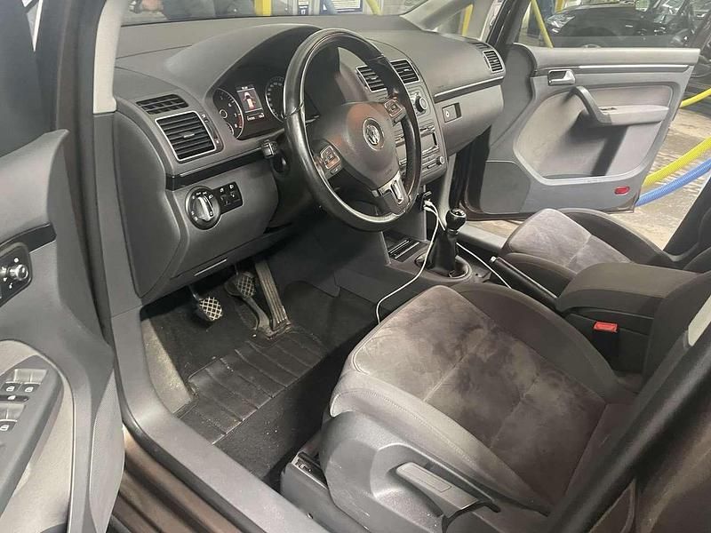 Gebraucht VW Touran Highline 140 PS (102 kW) 2012 Braun Van / Kleinbus